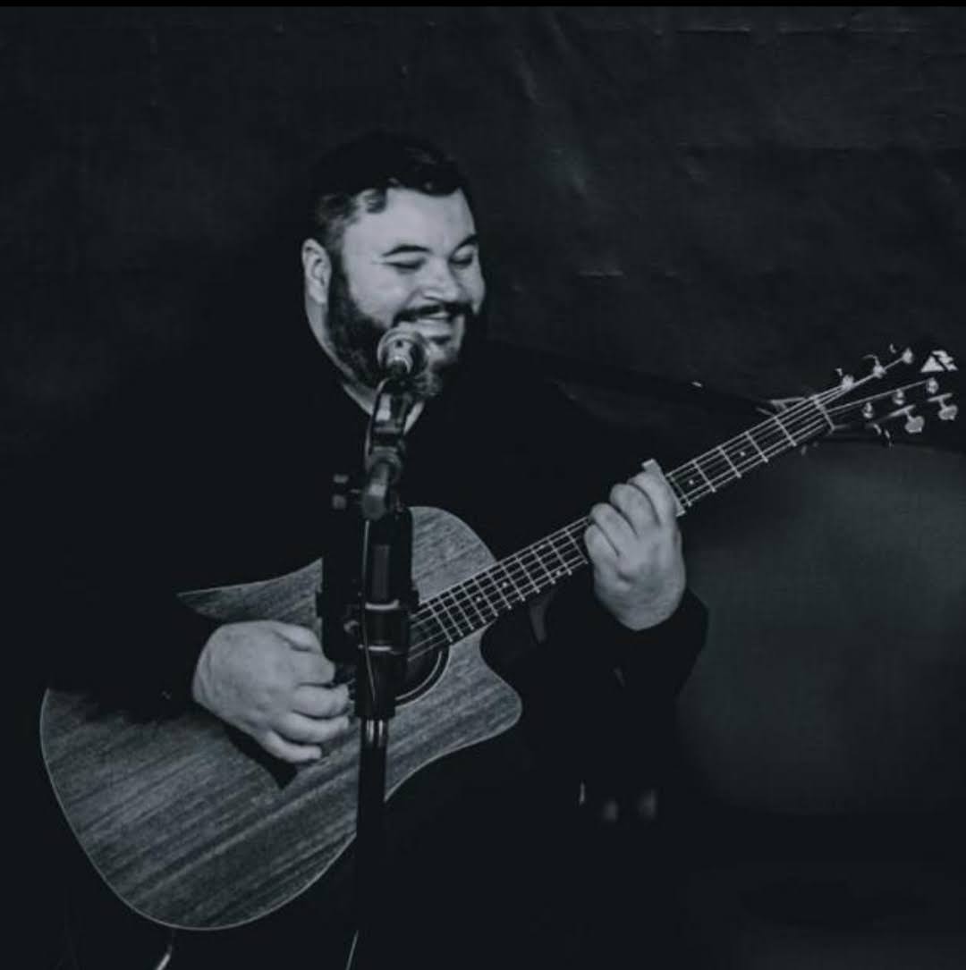 Djavan Souza tocando